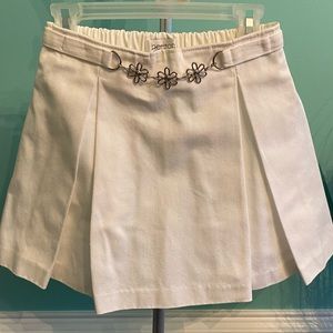 2/$20 Girls Horizon White Pleated Twill Skirt with flower charm belt Size 10